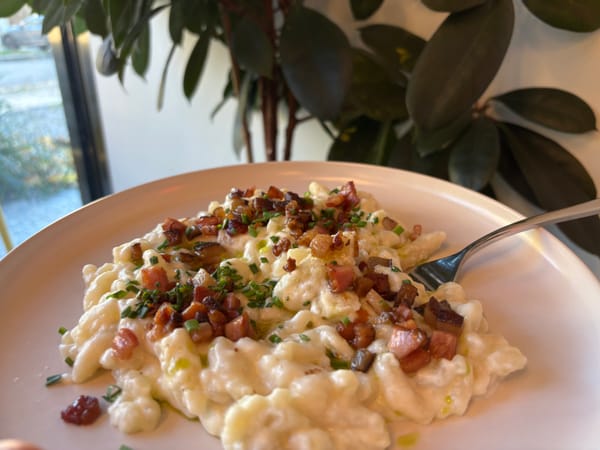 Originale Bryndzové Halušky: Cremige slowakische Klöße mit Speck: ein Winter-Highlight!